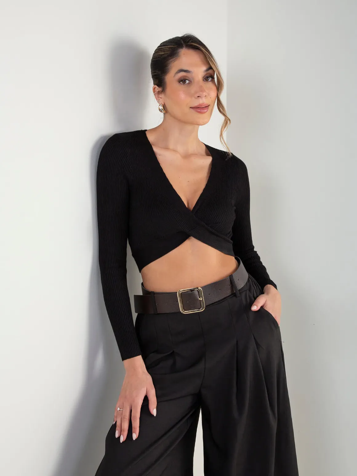 Top cropped malha canelada com decote cruzado