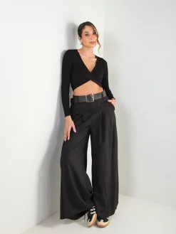 Top cropped malha canelada com decote cruzado