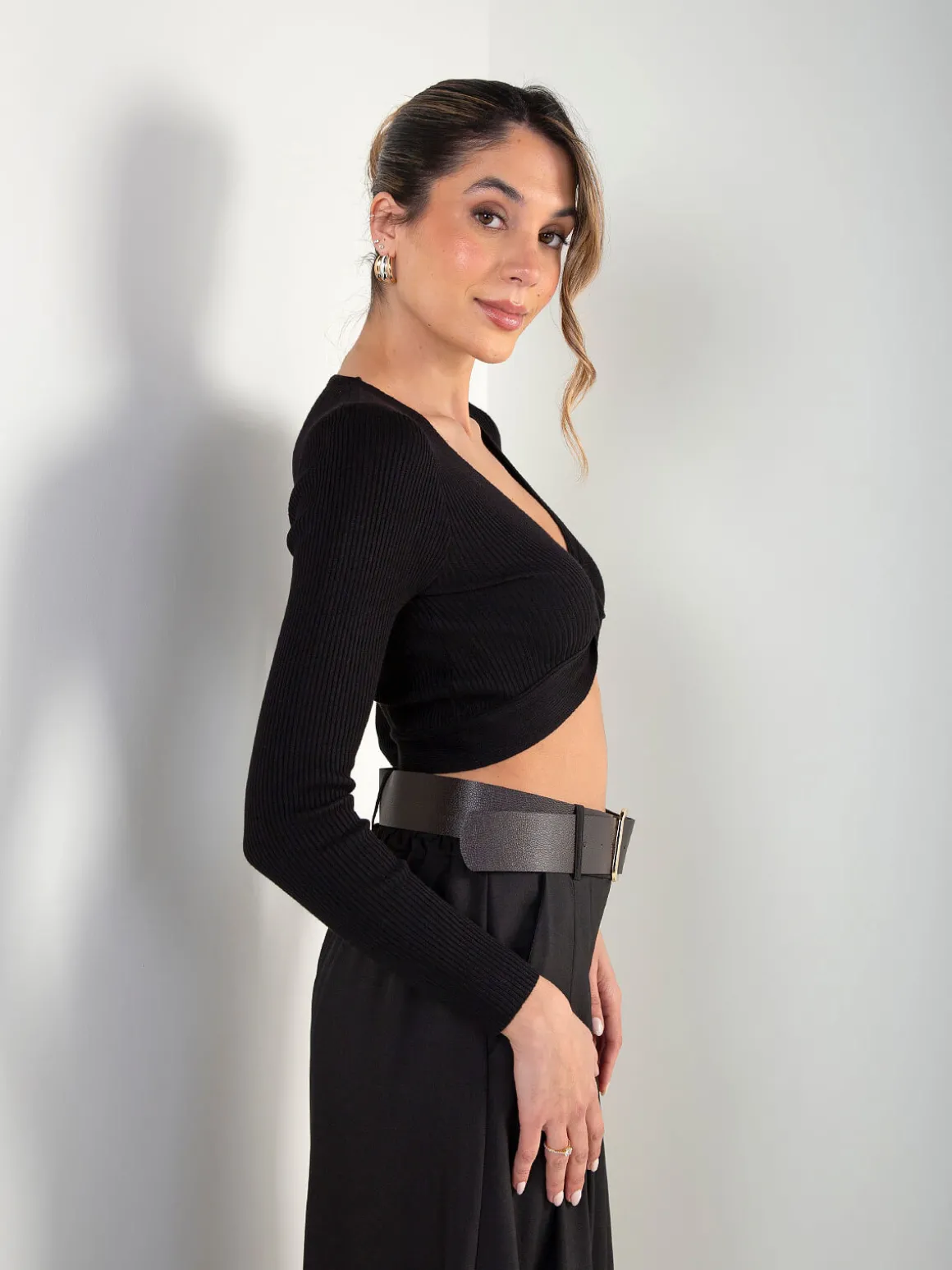 Top cropped malha canelada com decote cruzado