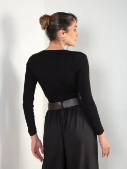 Top cropped malha canelada com decote cruzado