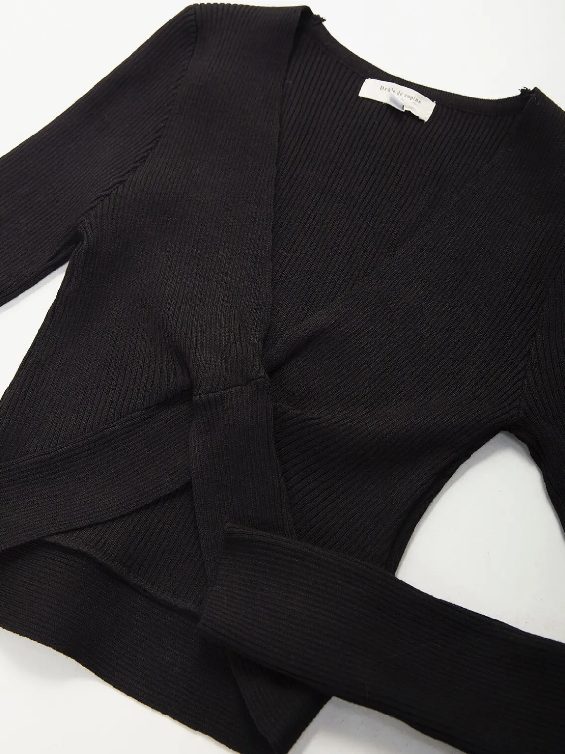 Top cropped malha canelada com decote cruzado