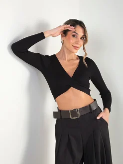 Top cropped malha canelada com decote cruzado