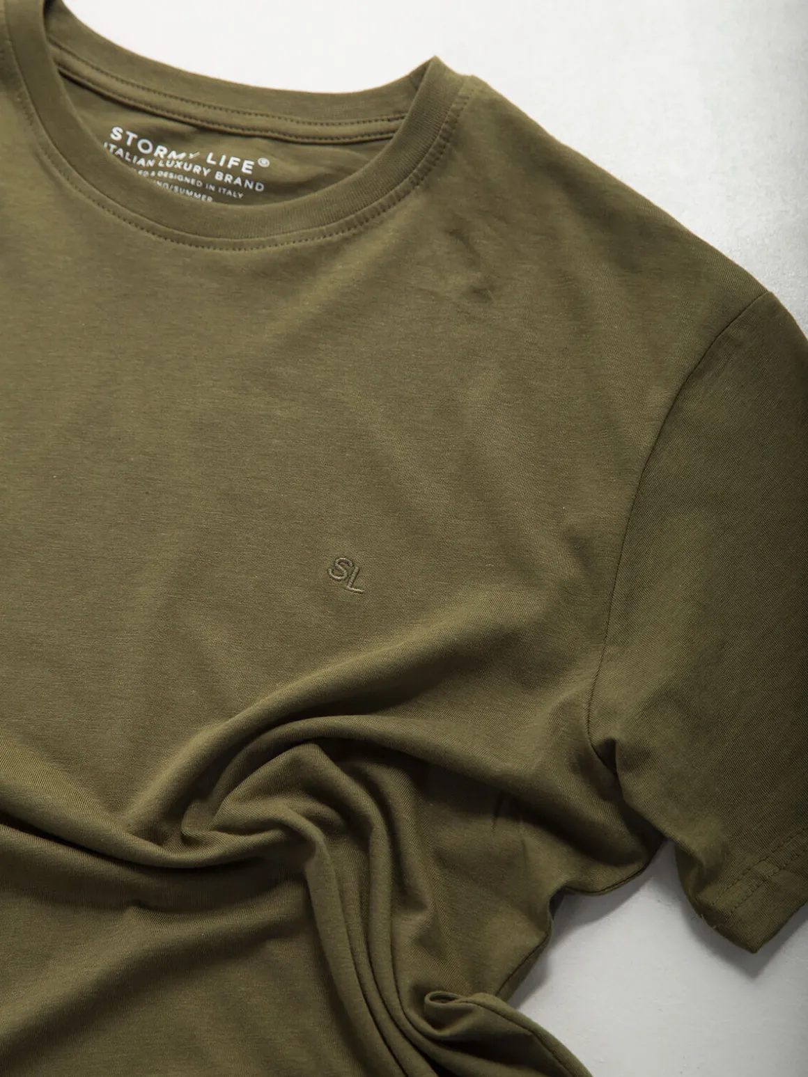 T-shirt básica manga curta com bordado