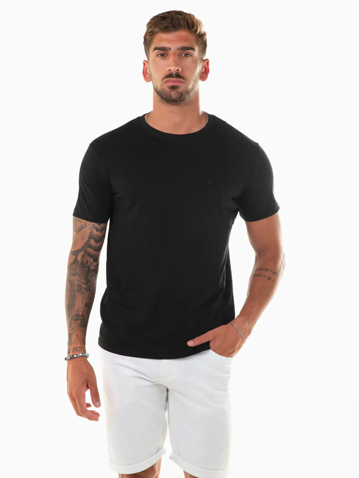 T-shirt básica manga curta com bordado