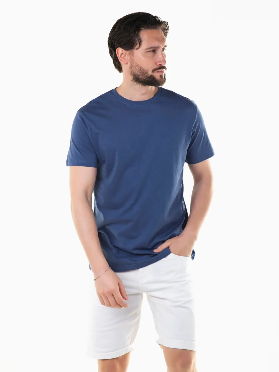 T-shirt básica manga curta com bordado