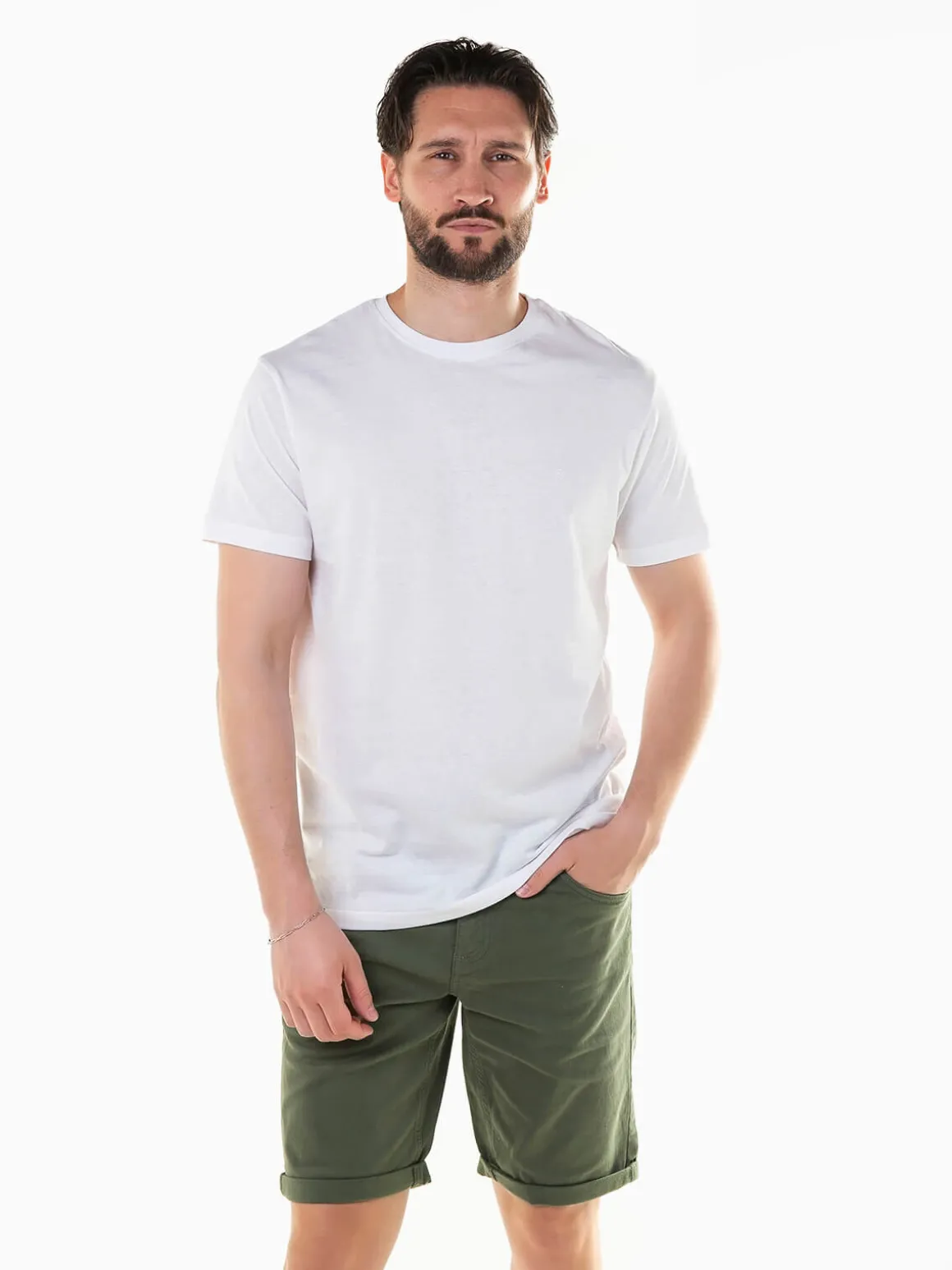 T-shirt básica manga curta com bordado