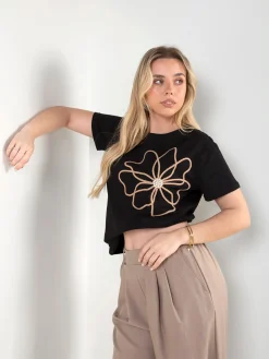 T-shirt com aplicação flor