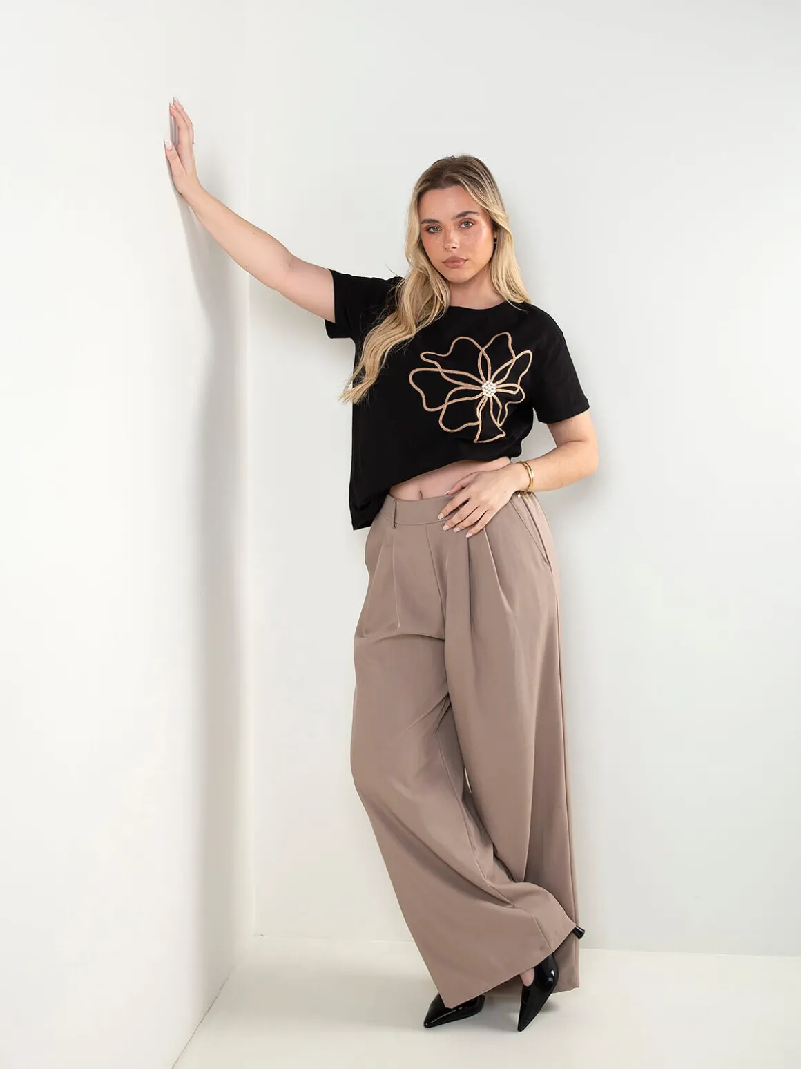 T-shirt com aplicação flor