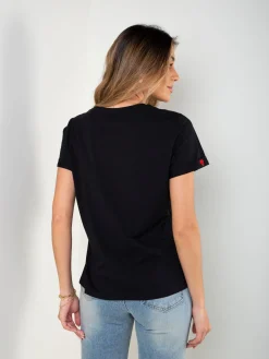 T-shirt com corações bordados