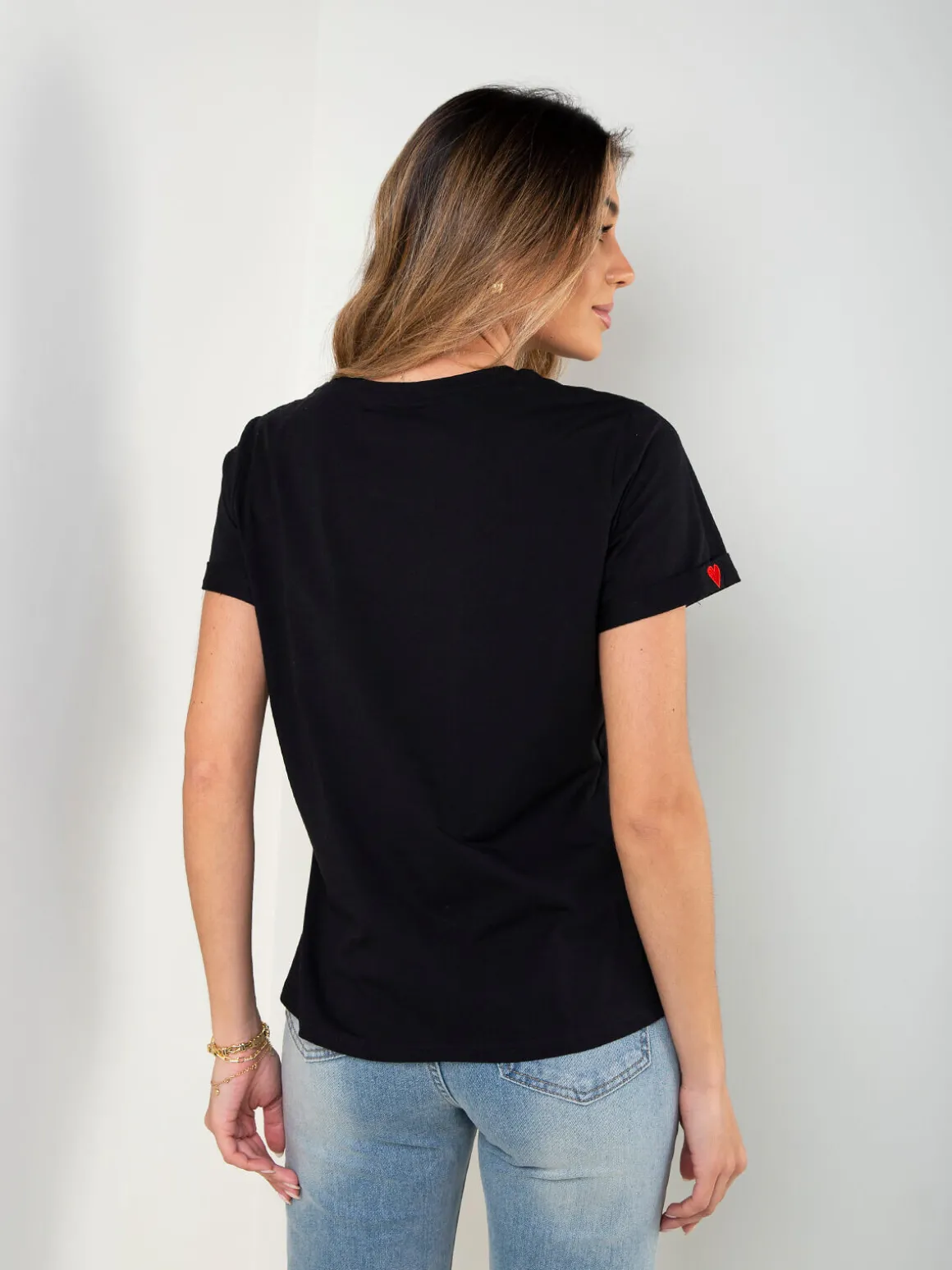 T-shirt com corações bordados