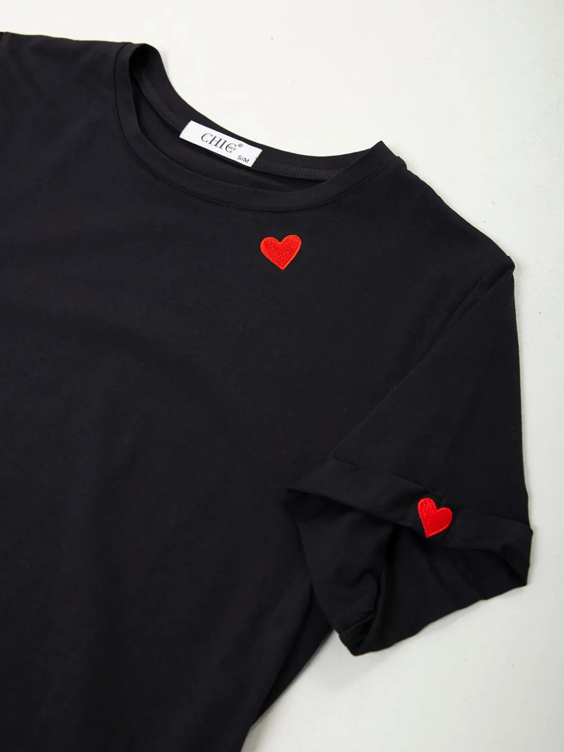 T-shirt com corações bordados