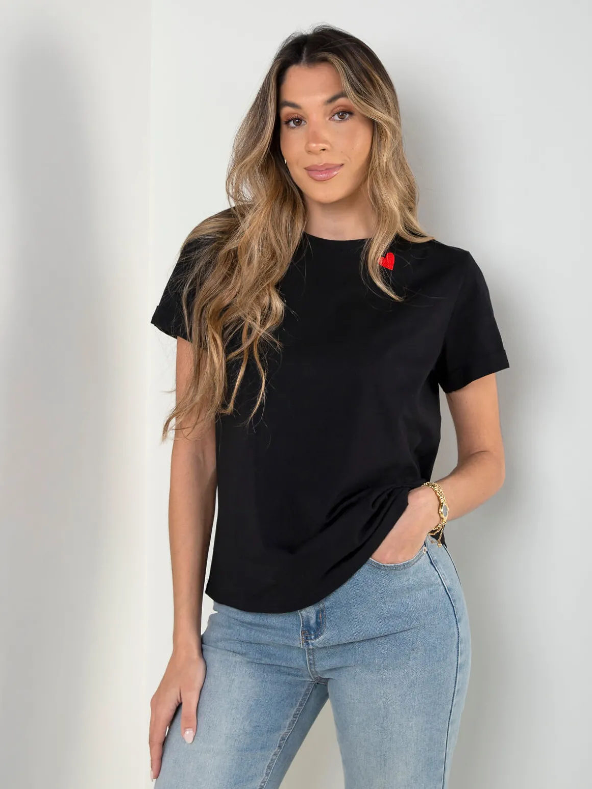 T-shirt com corações bordados