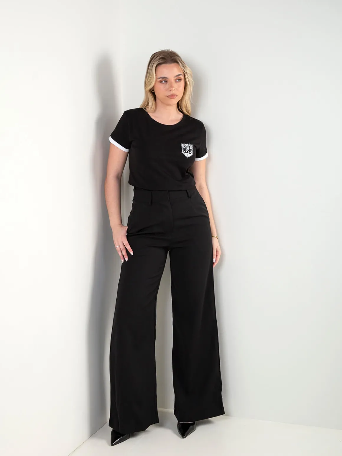 T-shirt com detalhe bordado frontal