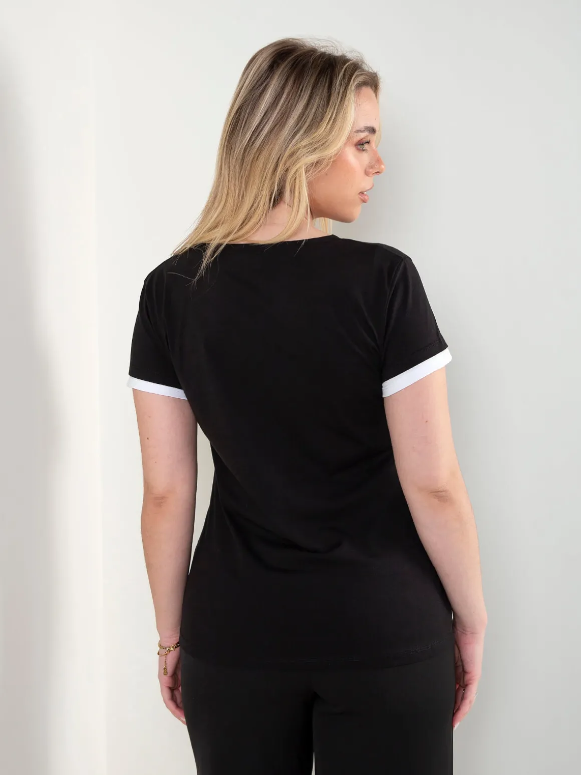 T-shirt com detalhe bordado frontal