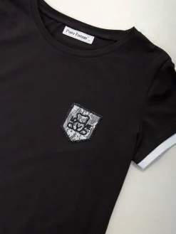 T-shirt com detalhe bordado frontal