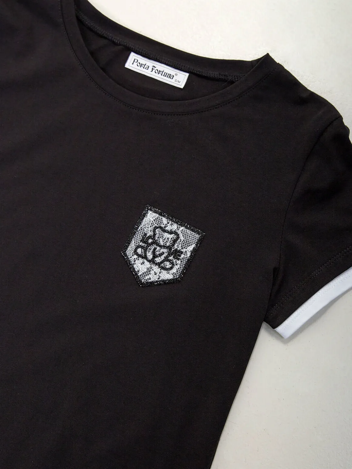 T-shirt com detalhe bordado frontal