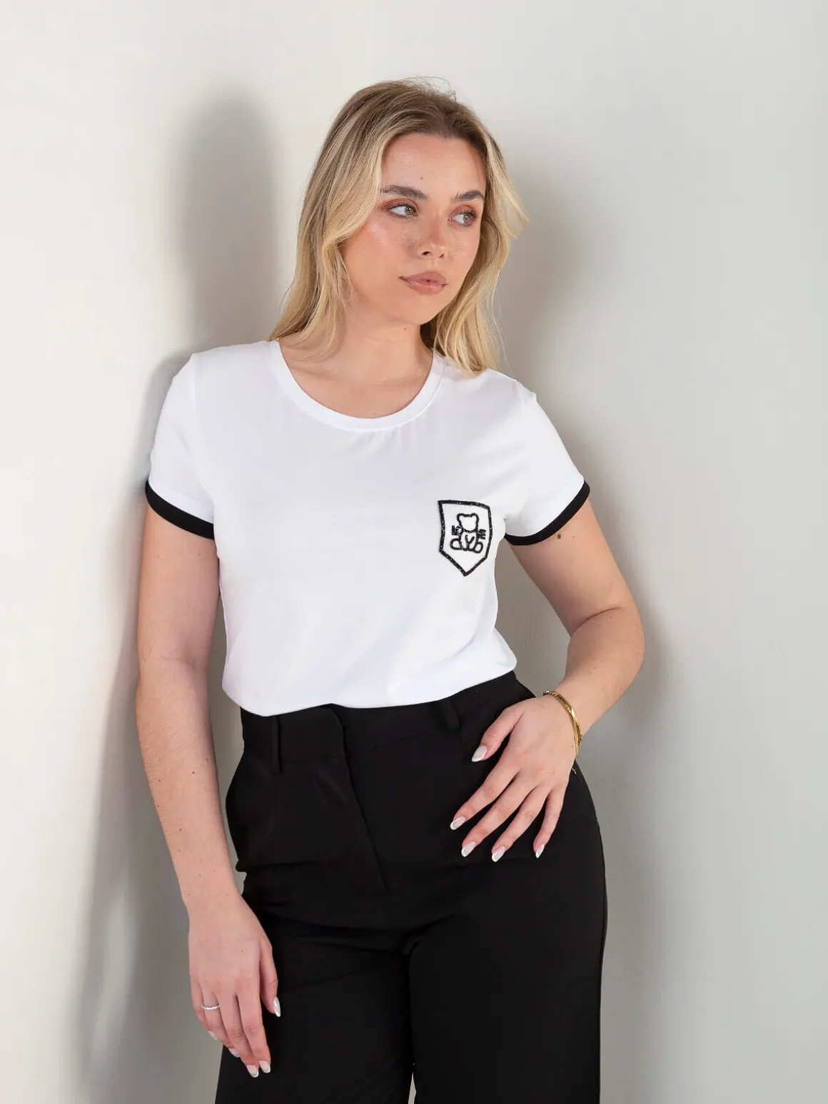 T-shirt com detalhe bordado frontal