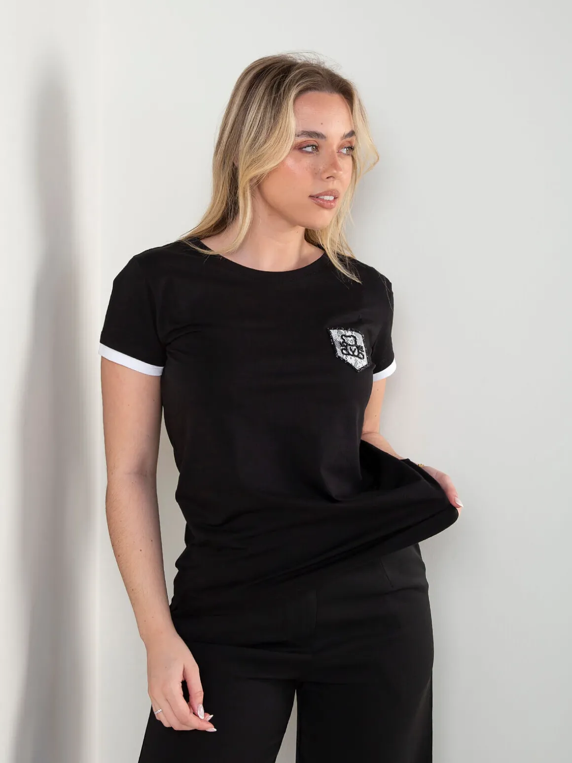 T-shirt com detalhe bordado frontal