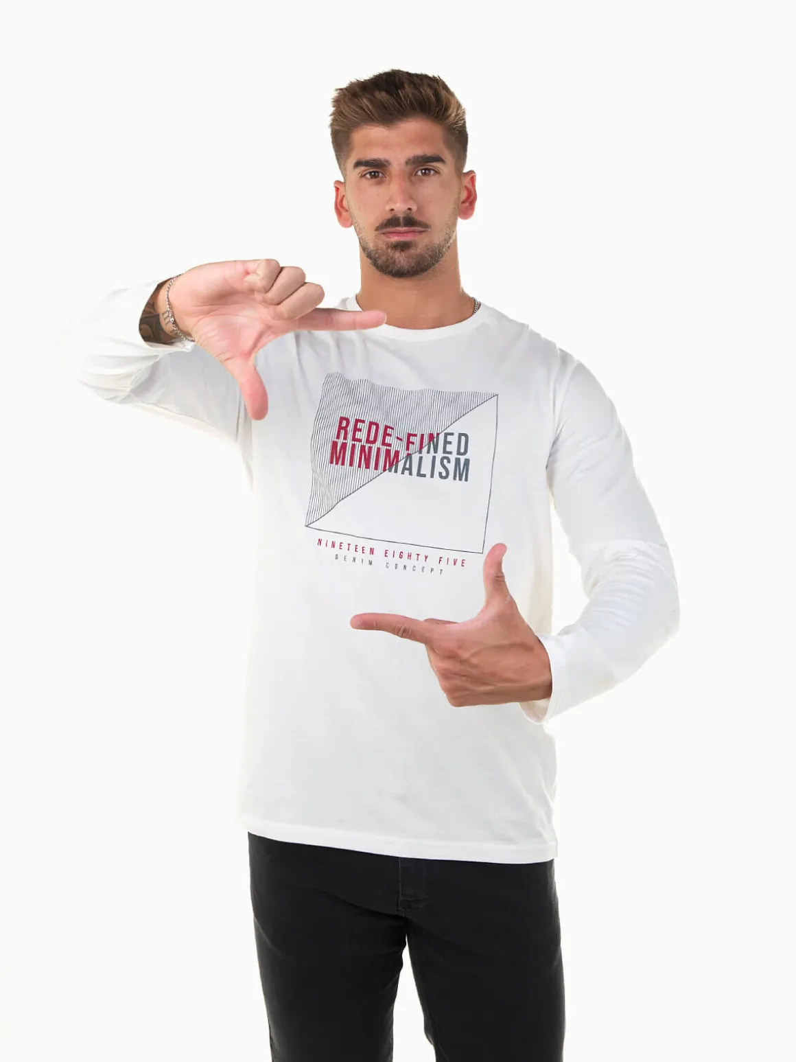 T-shirt com grafismo manga comprida