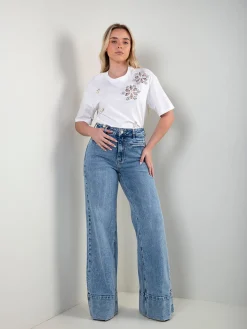 T-shirt manga curta com aplicações