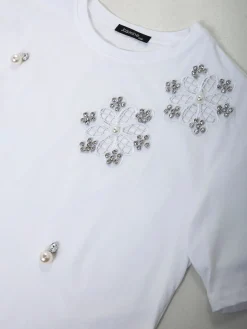 T-shirt manga curta com aplicações