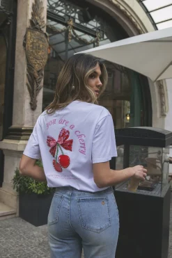 T-shirt manga curta com cerejas