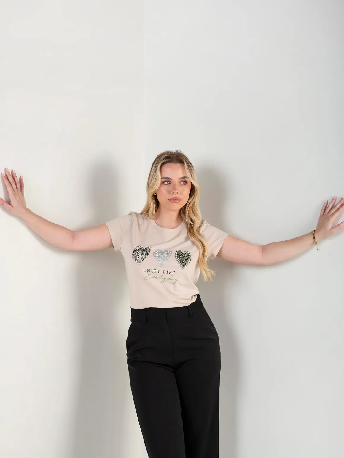 T-shirt manga curta com corações