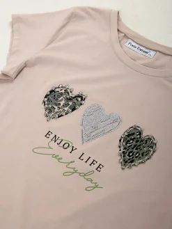 T-shirt manga curta com corações