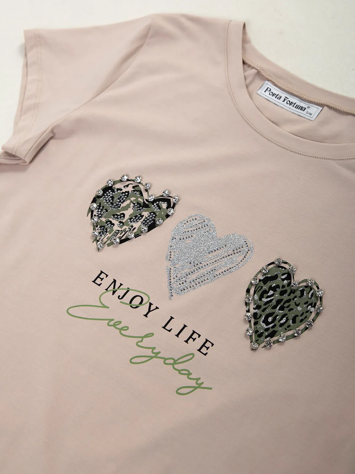 T-shirt manga curta com corações