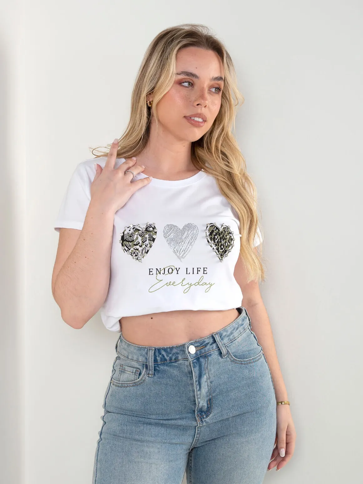 T-shirt manga curta com corações