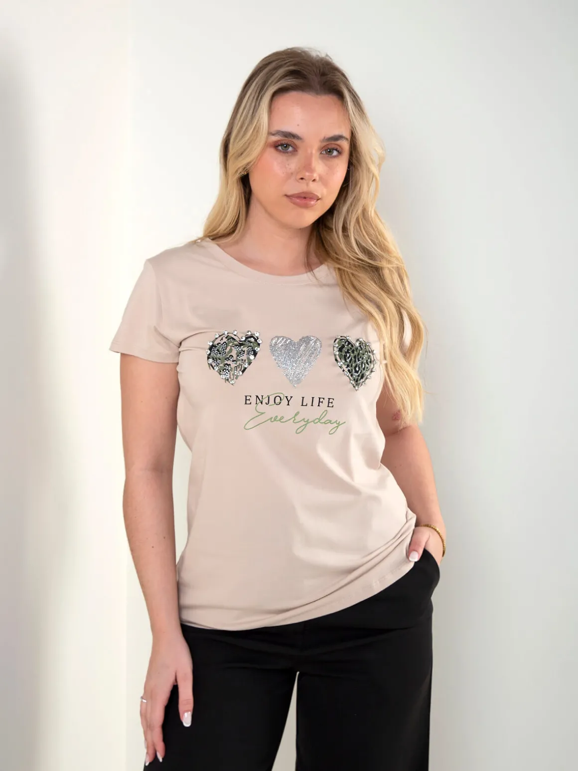 T-shirt manga curta com corações