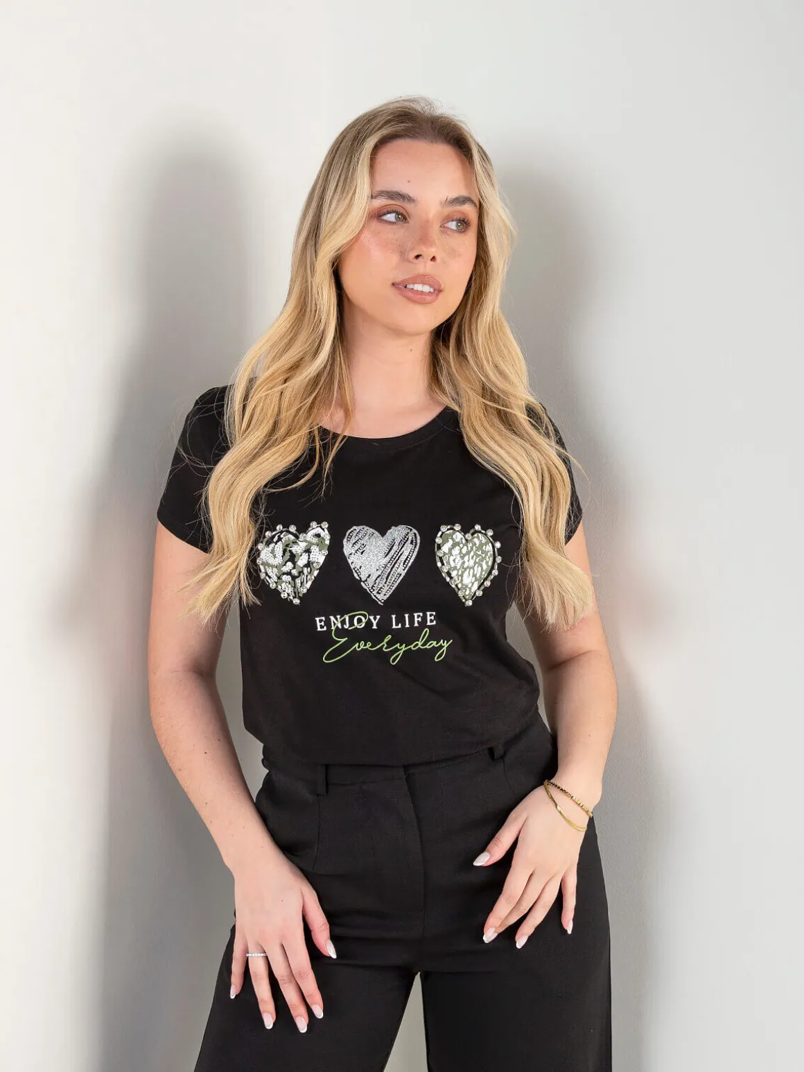 T-shirt manga curta com corações