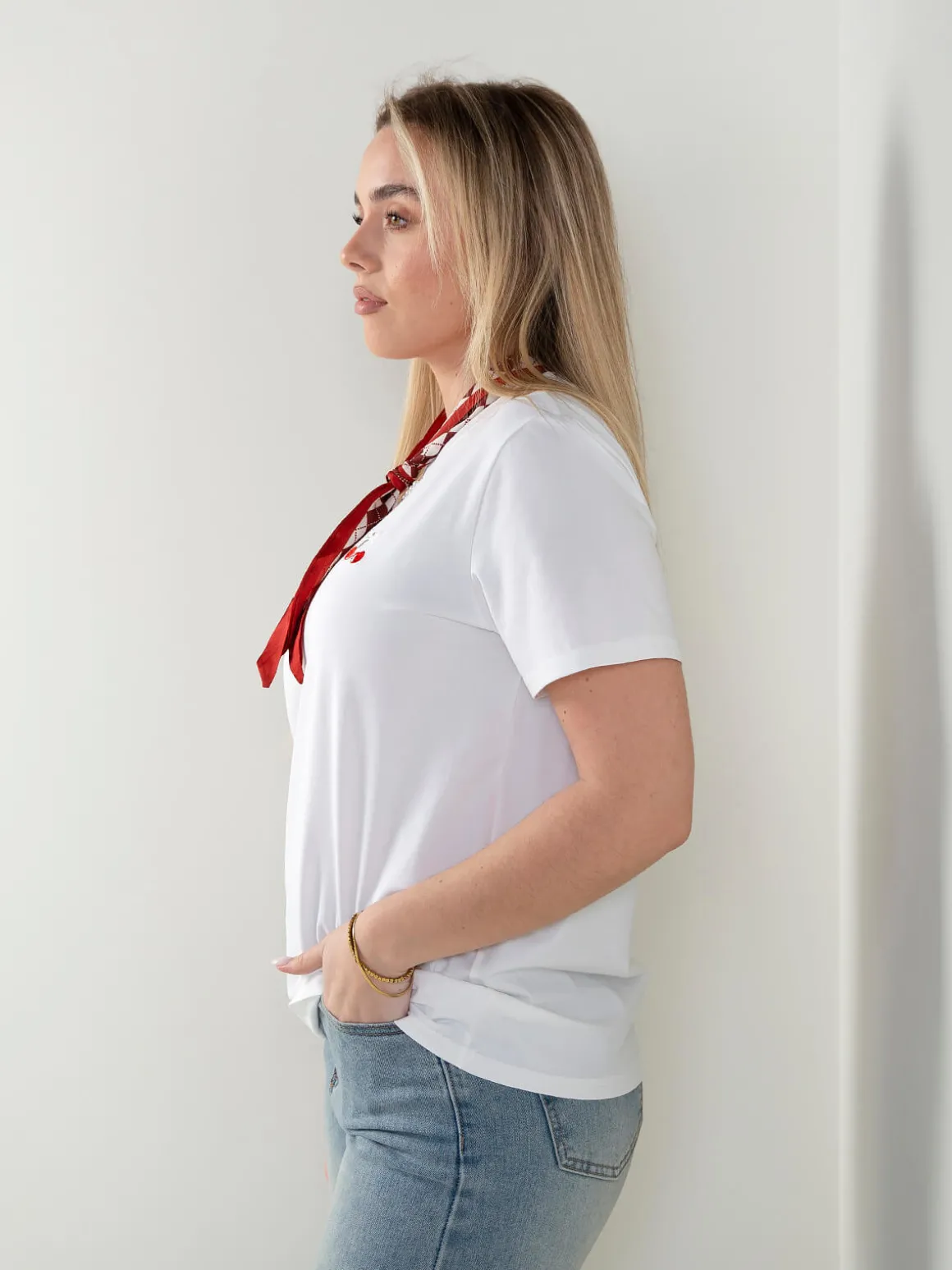 T-shirt manga curta com lenço