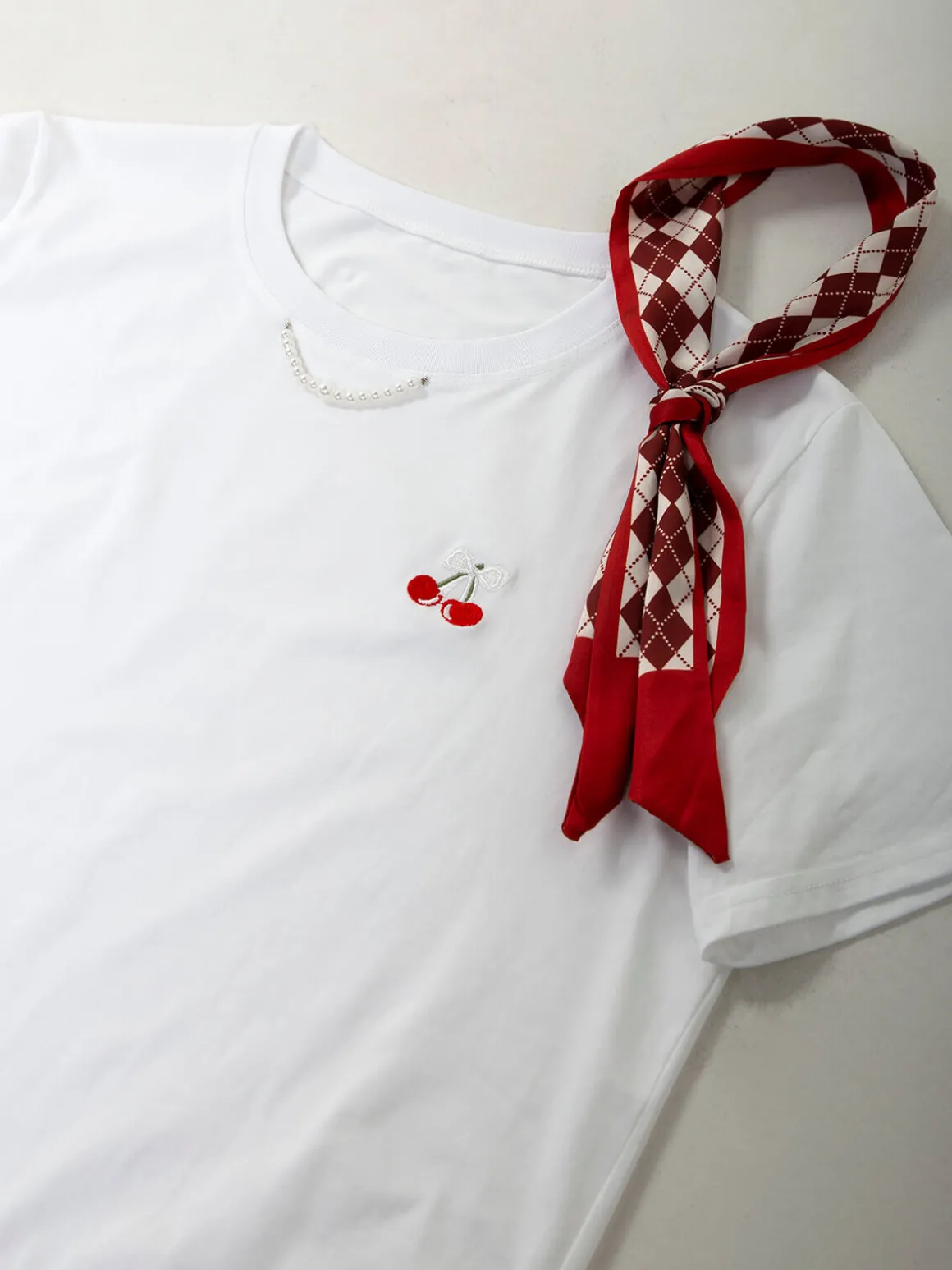 T-shirt manga curta com lenço