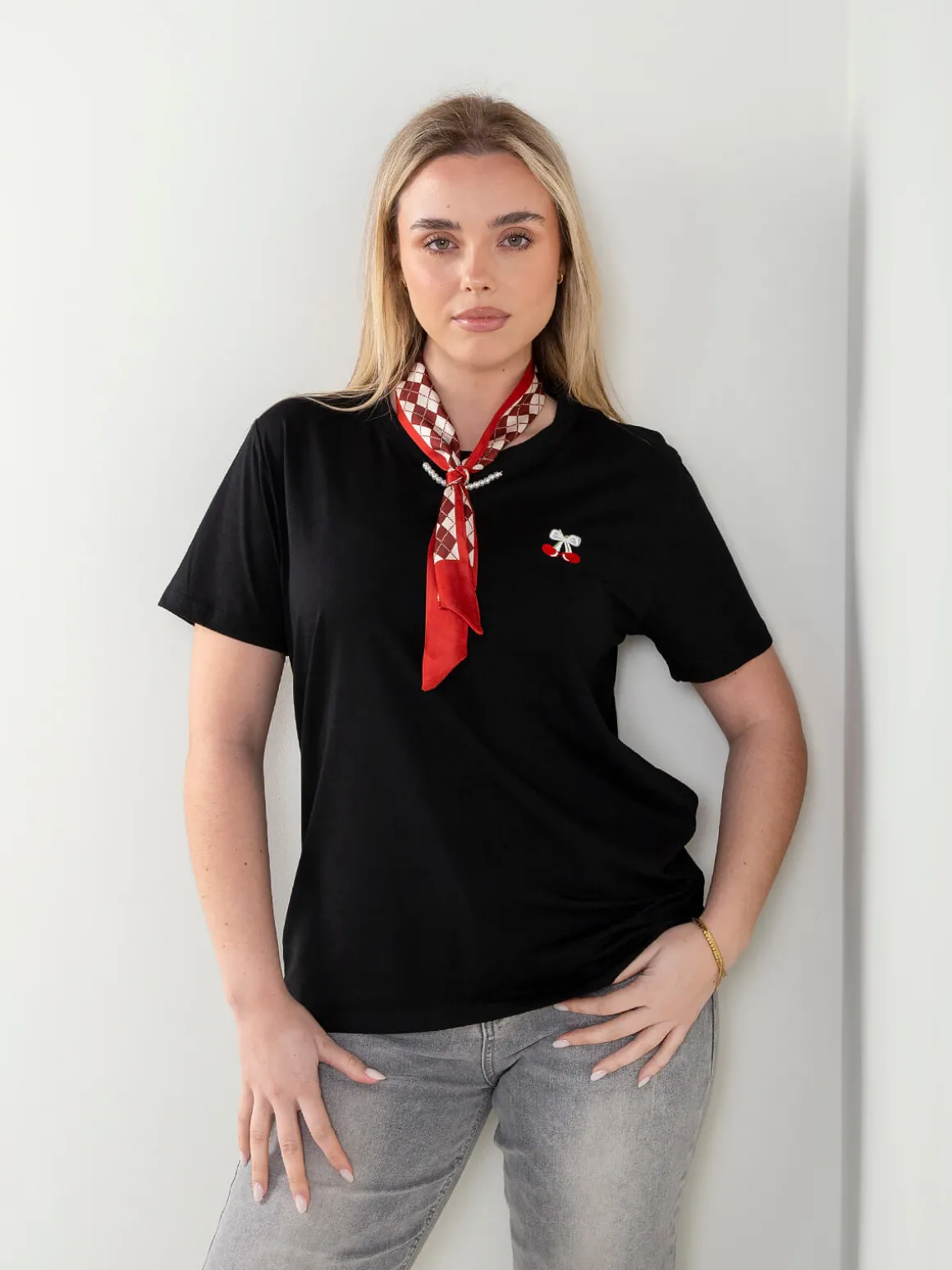 T-shirt manga curta com lenço