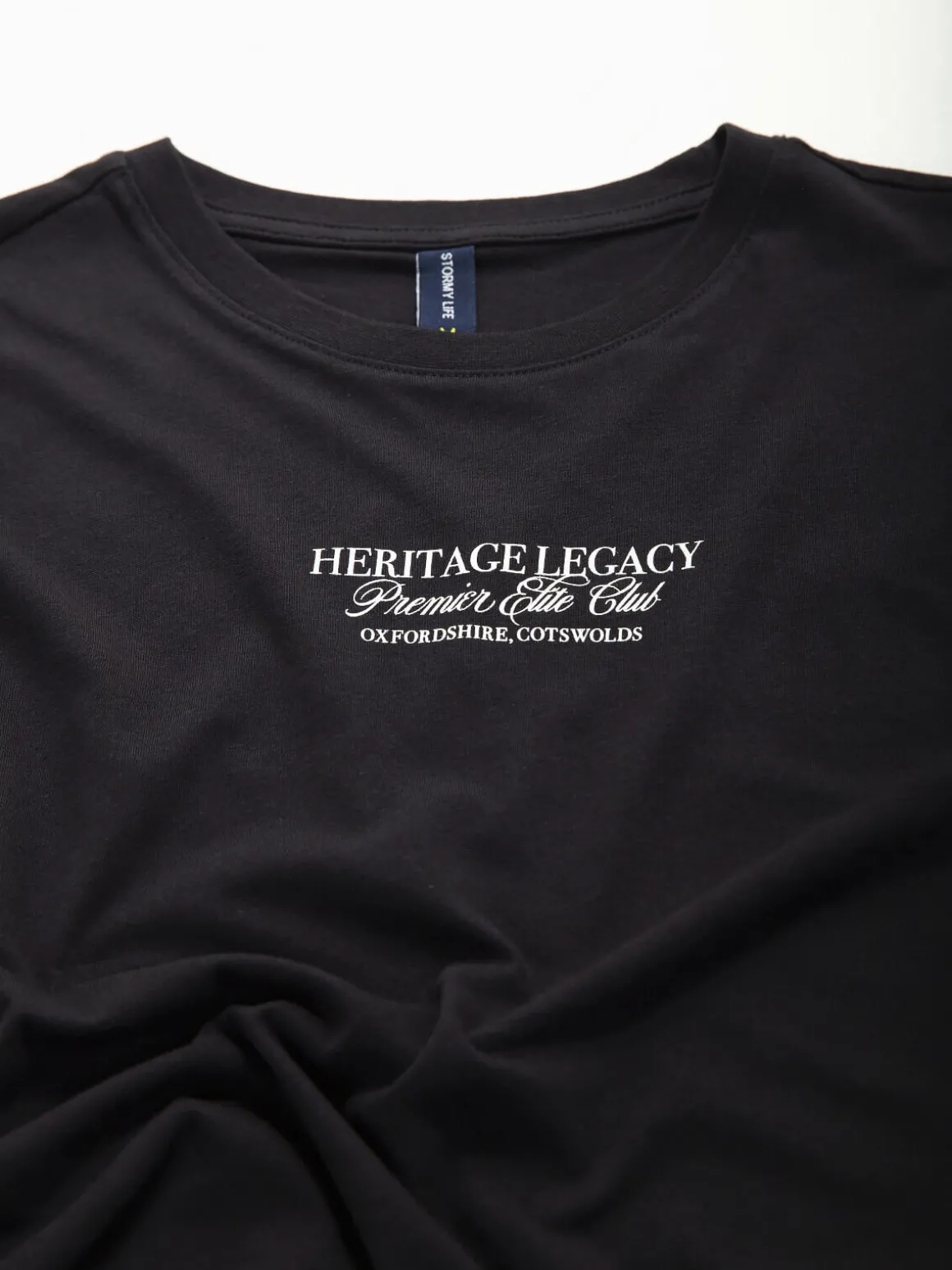 T-shirt manga curta com letras