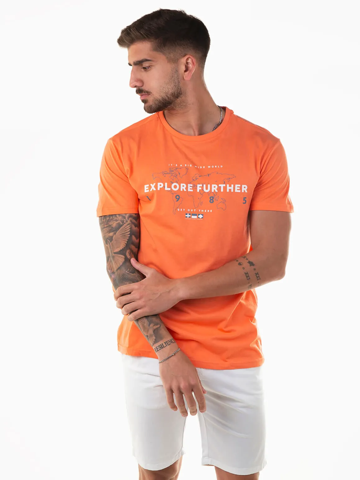 T-shirt manga curta com mapa