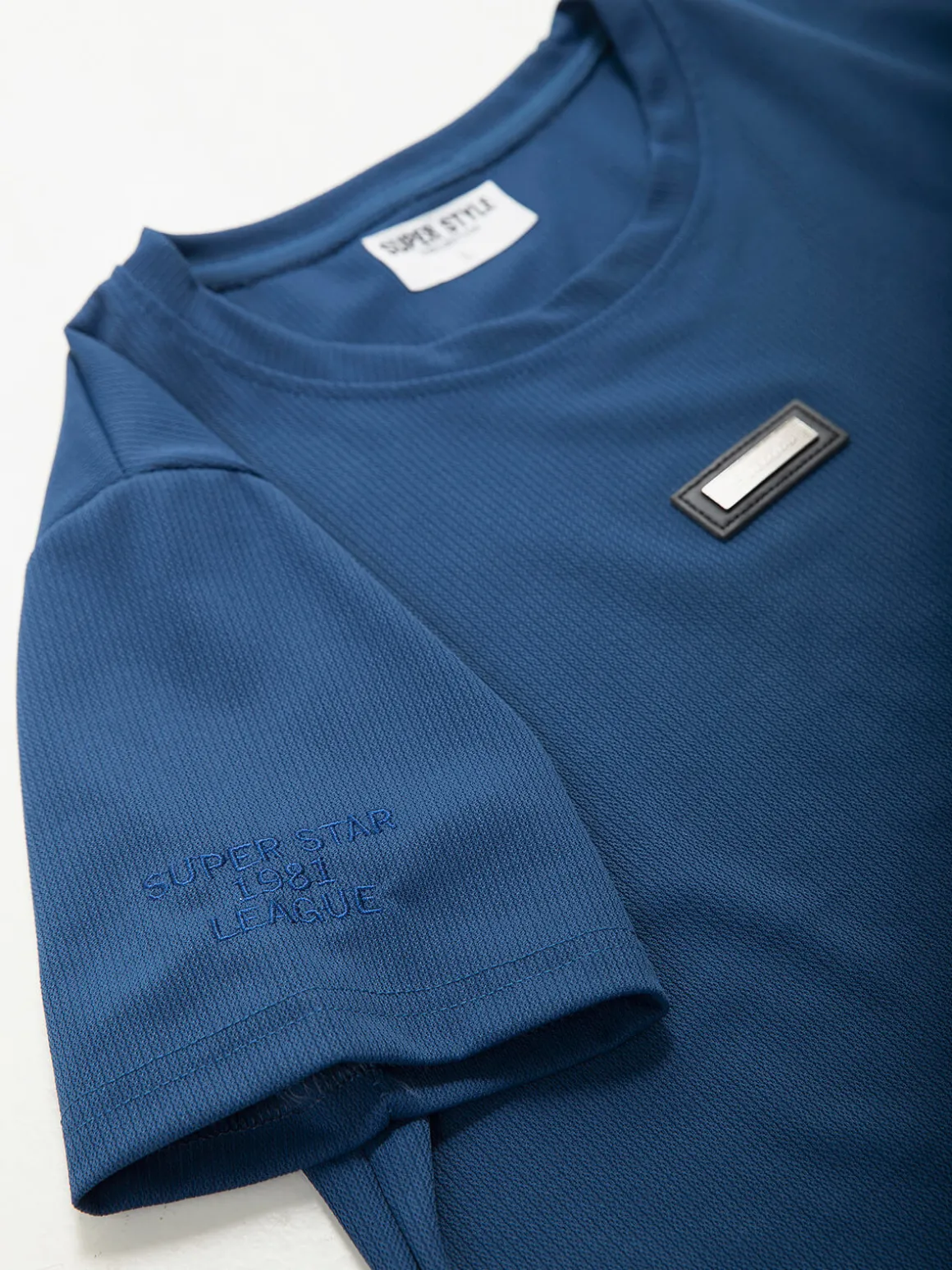 T-shirt manga curta com textura