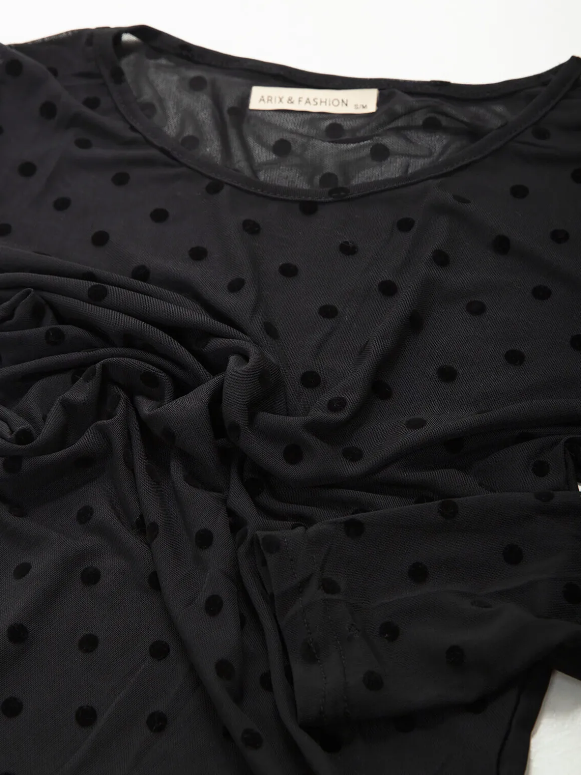 T-shirt preta tule com bolinhas