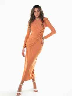 Vestido comprido com torcido