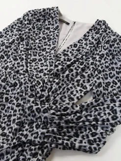 Vestido curto cinza animal print