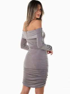 Vestido curto franzido ombros descobertos