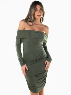 Vestido curto franzido ombros descobertos