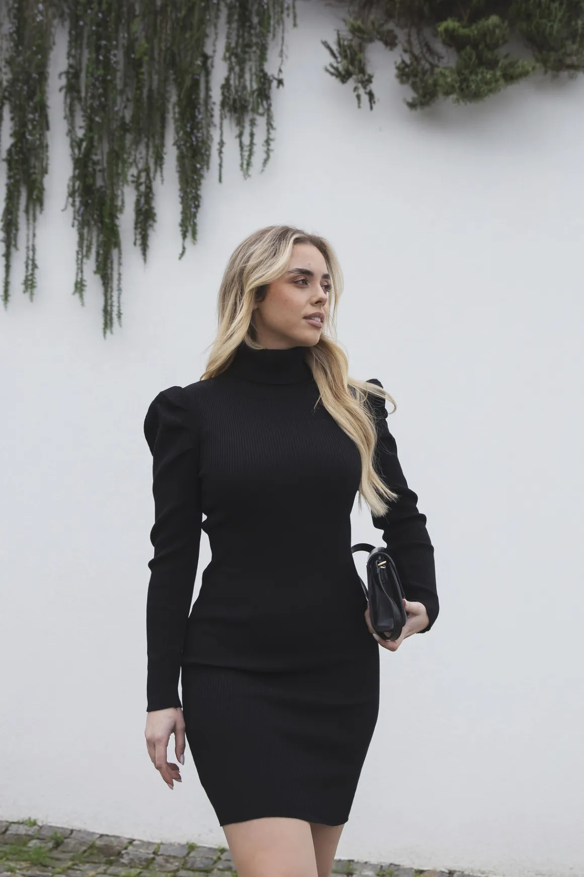 Vestido curto malha canelada preto