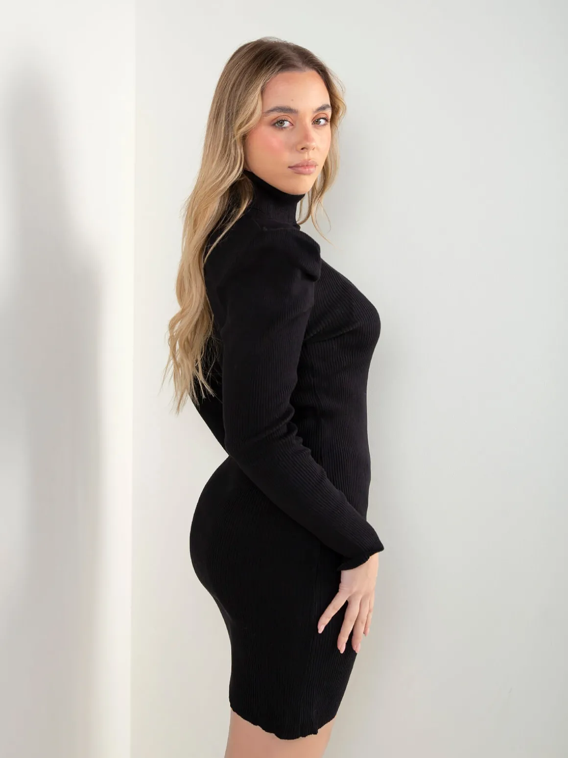 Vestido curto malha canelada preto