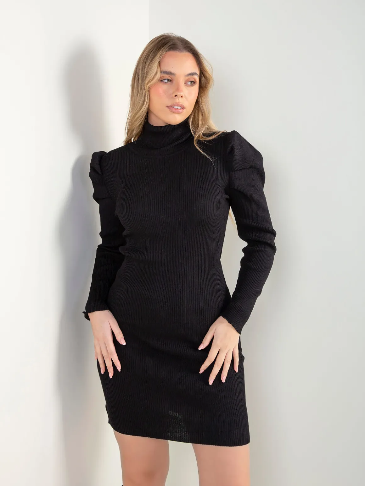 Vestido curto malha canelada preto
