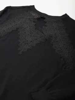 Vestido malha com detalhe renda