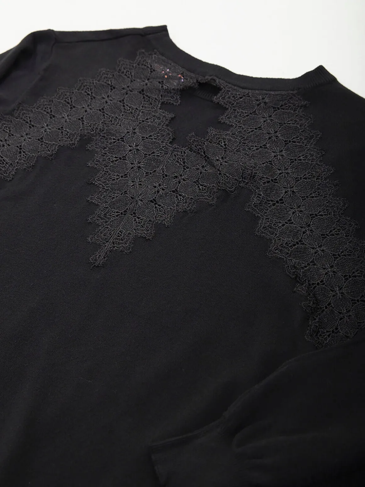 Vestido malha com detalhe renda