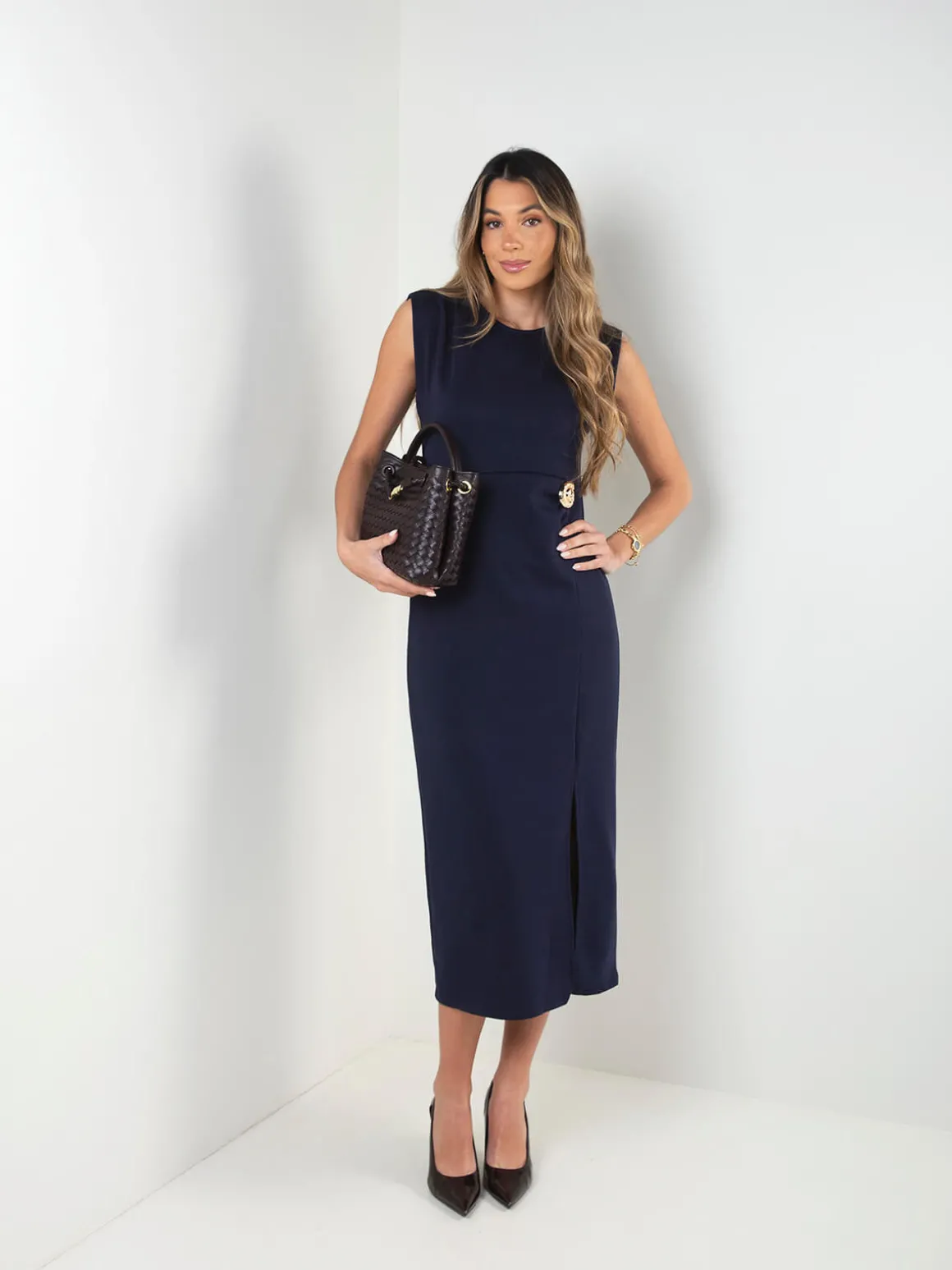 Vestido midi com detalhe dourado