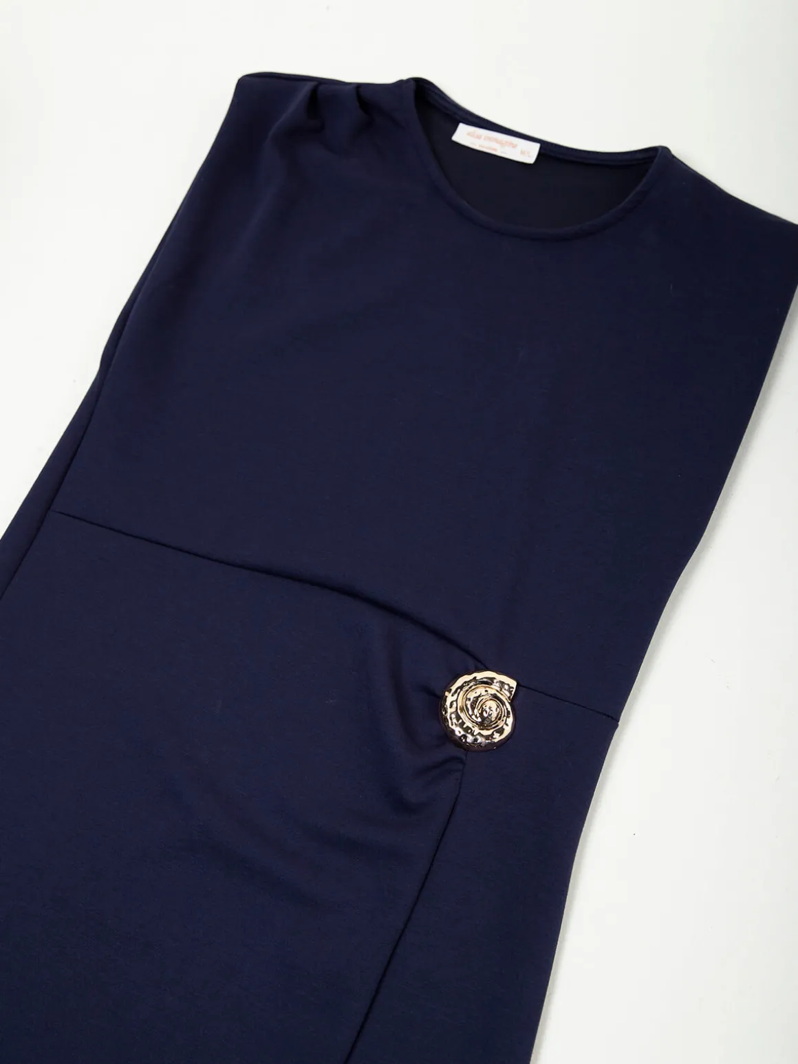 Vestido midi com detalhe dourado